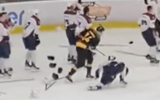 Video: ''Olimp'' hokejists cenšas iekaustīt pretinieku pēc zaudējuma finālā
