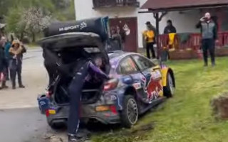 Video: Rallija ekipāža nenoturas trasē un ietriecas privātmājas dārzā