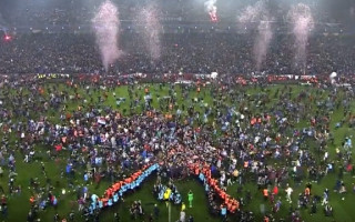 Video: Fani lielā skaitā izskrien laukumā, lai suminātu jaunos čempionus