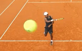Video: Kļūdu pieļāvušais tenisists sasit kameru