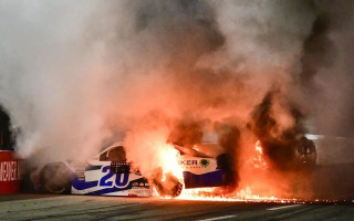 Video: NASCAR uzvarētāja auto pēc finiša pārņem liesmas