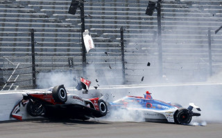 Video: Smaga avārija treniņbraucienos pirms "Indy 500" sacensībām