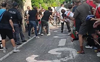 Video: Brīdis, kad nejauši pievienojies "Giro d'Italia"