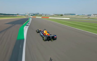 Video: "Red Bull" rada unikālu dronu F1 filmēšanai pilna apļa garumā