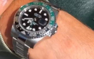 Neskatoties uz nopelnītajiem miljoniem, Usiks ikdienā staigā ar "Rolex" viltojumu