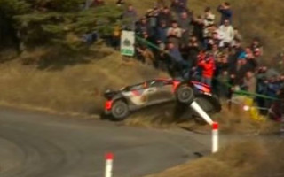 Video: WRC čempions Noivils Montekarlo rallijā piedzīvo avāriju