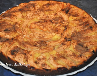 Ābolu pīrāgs brīvdienu galdam