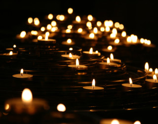 Sākusies sveču dedzināšanas sezona – aicina iedzīvotājus būt uzmanīgiem