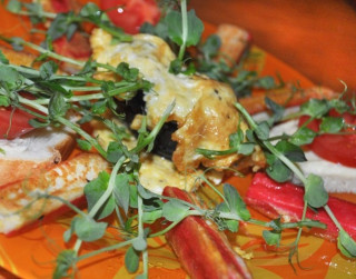 Ceptas krabju nūjiņas ar zirņu dīgstiem un omleti