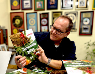 Izdota jauna Guntara Rača grāmata – sarkastiska poēma " Ziemassvētku paltuss"