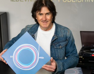 “100Debija” populārākās dziesmas izdotas vinila skaņuplatē