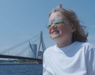 Video: Georgs Rukmanis-Počs savā 10. dzimšanas dienā publicē dziesmu “Stāsts par elektrību”