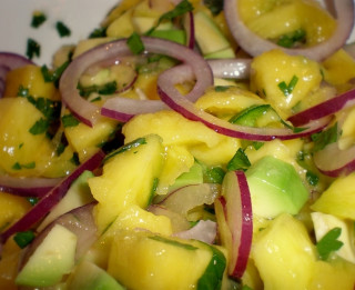 Pikantie mango un avokado salāti