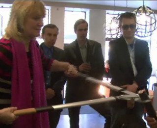 Video: "Fiskars" jaunie dārza instrumenti resnus koku zarus griež kā sviestu