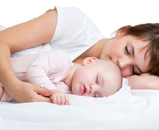 Vai ir droši vecākiem gulēt ar zīdaini vienā gultā?