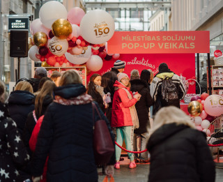 Zīmols “Laima” radījis pirmo pop-up veikalu Latvijā, kurā var norēķināties ar mīlestības solījumiem