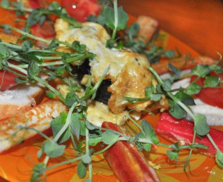 Ceptas krabju nūjiņas ar zirņu dīgstiem un omleti