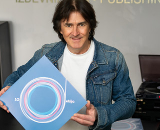 “100Debija” populārākās dziesmas izdotas vinila skaņuplatē