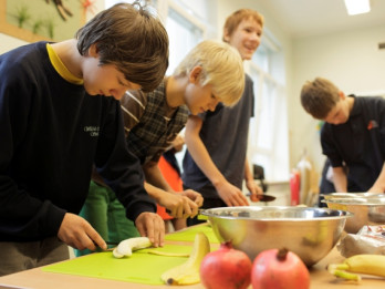 Rīgas Kultūru vidusskolas skolēni apgūst ēst gatavošanas iemaņas