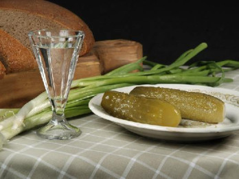 39% iedzīvotāju degvīnu lieto tīrā veidā, iecienītākā uzkoda- marinēts gurķis