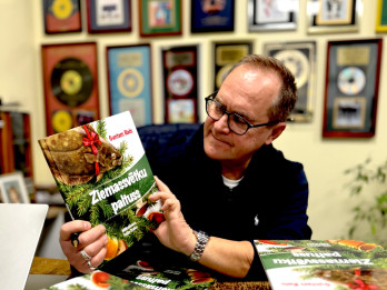 Izdota jauna Guntara Rača grāmata – sarkastiska poēma " Ziemassvētku paltuss"