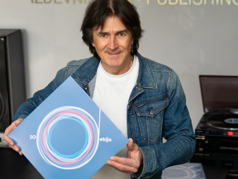 “100Debija” populārākās dziesmas izdotas vinila skaņuplatē