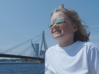 Video: Georgs Rukmanis-Počs savā 10. dzimšanas dienā publicē dziesmu “Stāsts par elektrību”