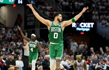"Celtics" uzvar bez Mičela spēlējošo "Cavs" un nonāk soļa attālumā no Austrumu fināla