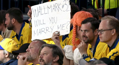 Video: Vīrietis saģērbjas kā sieviete un spēles laikā bildina zviedru hokejistu