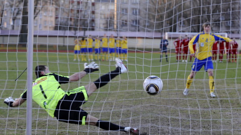 ''Ventspils'' un "Skonto" spēle Latvijas kausa izcīņas ceturtdaļfinālā turēja visus sasprindzinājumā 120 minūtes un beidzās ar 11 metru sitieniem.
Foto: Romāns Kokšarovs, Sporta Avīze/f64.