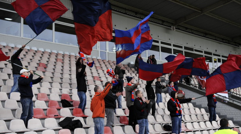 Baltijas Futbola līgas spēles klātienē skatās vienīgi ļoti uzticīgi futbola fani.
Foto: Romāns Kokšarovs, Sporta Avīze/f64.