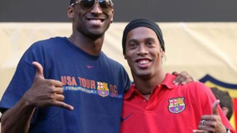 Kobe Braients un Ronaldinju 2006. gada vasarā
Foto: AP