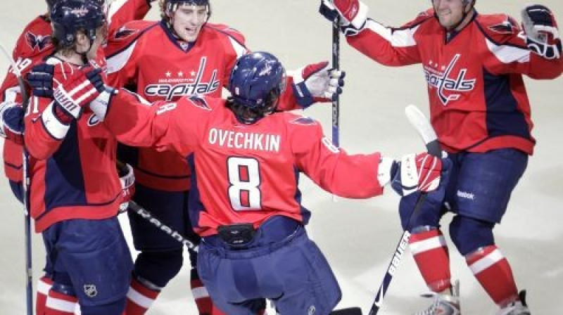 Vašingtonas hokejisti priecājas par vārtu guvumu
Foto: AP