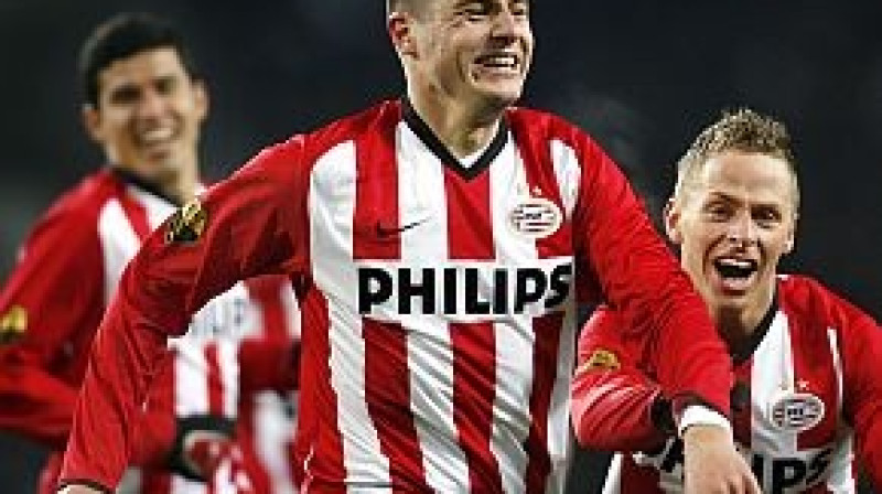 ''PSV'' futbolisti ar Daniju Kovermansu priekšplānā
līksmo pēc otro vārtu guvuma
Foto: AFP