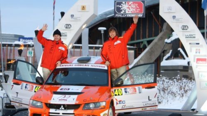 Andis Neikšāns/Pēteris Dzirkals uz finiša estakādes
Foto: LMT rallija komanda