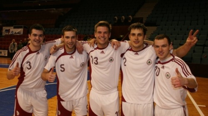 Latvijas telpu futbola izlases spēlētāji priecājas par izcīnīto panākumu
Foto: LFF