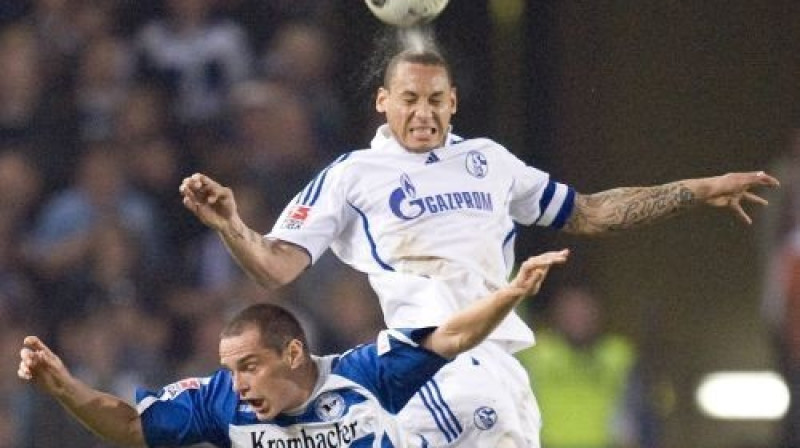 "Schalke 04" kapteinis Džermeins Džonss uzvarējis
gaisa divcīņā
Foto: AP
