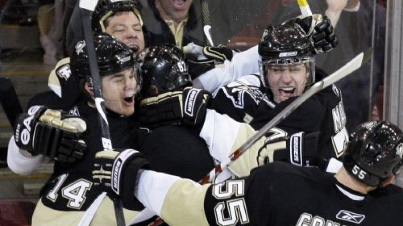 ''Penguins'' hokejisti pēc uzvaras vārtu gūšanas
Foto: AP