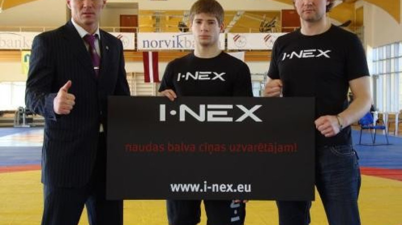 Treneris R. Hatmuļļins, A. Stepanovs un asistents A. Čeksters cīņu noslēgumā pēc I-NEX naudas balvas cīņas uzvarētājam saņemšanas.