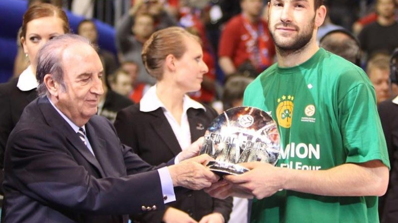 Vasilis Spanulis ar MVP apbalvojumu.
Foto: euroleague.net