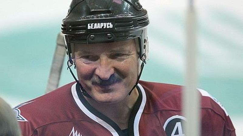 Aleksandrs Lukašenko spēlē hokeju
Foto: ITAR-TASS