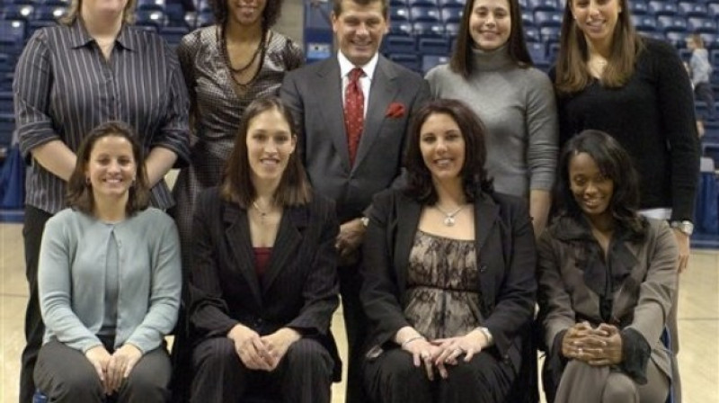 Džīno Oriemma ar savām audzēknēm - NCAA, WNBA un Olimpiskajām čempionēm