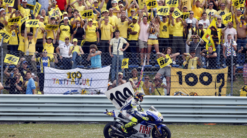 Fani sveic Valentino Rosi
Foto: AFP