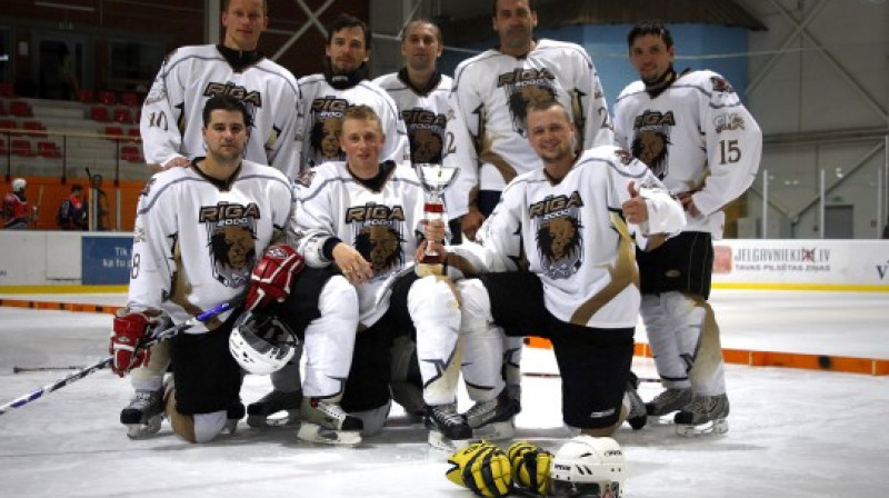 Divu pēdējo posmu uzvarētāji un B grupas kopvērtējuma līderi komanda "Šušara" ar balvām

Foto: Jānis Spigovskis, UHL