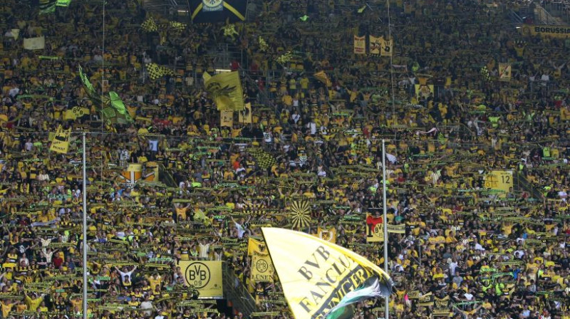 Dortmundes "Borussia" līdzjutēji vienmēr izcēlušies
ar milzīgu savas komandas atbalstu
Foto: Digitale/Scanpix