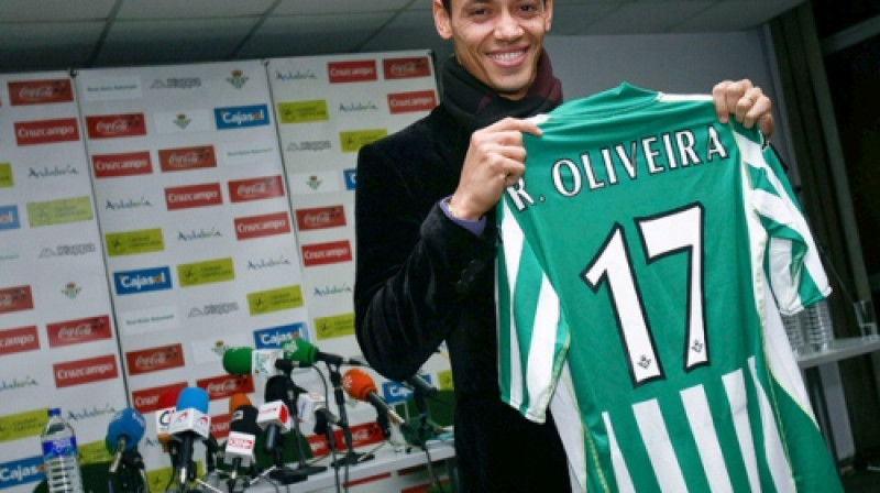 Rikardo Oliveira, šī gada sākumā saņemot "Real Betis" formu
Foto: AP