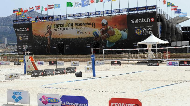 Marseļas "Grand Slam" turnīra korti vēju apvīti...
Foto: www.fivb.com