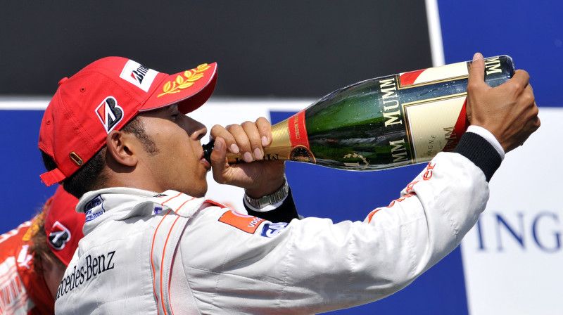 Uzvarētāja šampanieti šodien varēja malkot Luiss Hamiltons
Foto: AP