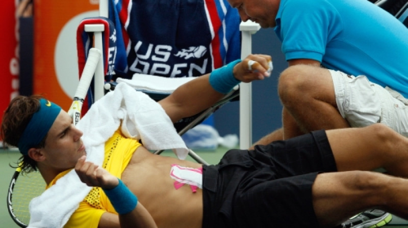 Rafaels Nadals saņem medicīnisko palīdzību
Foto: AP