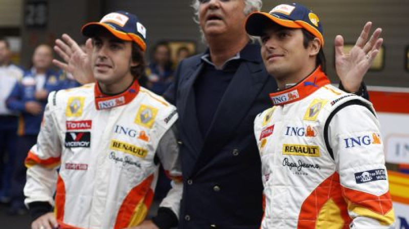 Fernando Alonso, Flavio Briatore un Nelsons Pikē
Foto: Reuters
